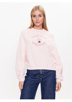 Tommy Jeans Bluza DW0DW16137 Różowy Relaxed Fit ze sklepu MODIVO w kategorii Bluzy damskie - zdjęcie 182599167