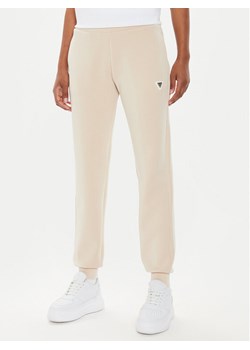 Guess Spodnie dresowe V4YB08 KCAY2 Beżowy Regular Fit - id: 0000303932824 - marki Guess - 182599709 Guess Spodnie dresowe V4YB08 KCAY2 Beżowy Regular Fit ze sklepu MODIVO w kategorii Spodnie damskie - zdjęcie 182599709