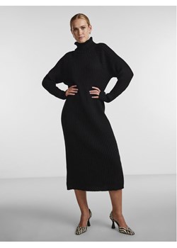YAS Sukienka dzianinowa Mavi 26028660 Czarny Relaxed Fit ze sklepu MODIVO w kategorii Sukienki - zdjęcie 182599769