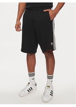 adidas Szorty sportowe adicolor 3-Stripes IU2337 Czarny Regular Fit ze sklepu MODIVO w kategorii Spodenki męskie - zdjęcie 182600375