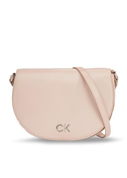 Calvin Klein Torebka Ck Daily Saddle Bag_Pearlized K60K611883 Szary ze sklepu MODIVO w kategorii Listonoszki - zdjęcie 182600796