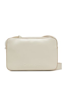 Calvin Klein Torebka Embossed Logo Camera Bag K60K612555 Beżowy ze sklepu MODIVO w kategorii Listonoszki - zdjęcie 182601128