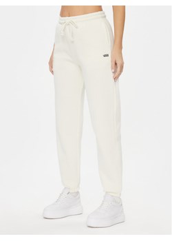 Vans Spodnie dresowe Comfycush Relaxed Sweatpant VN0A7ROXFS81 Écru Relaxed Fit ze sklepu MODIVO w kategorii Spodnie damskie - zdjęcie 182601527