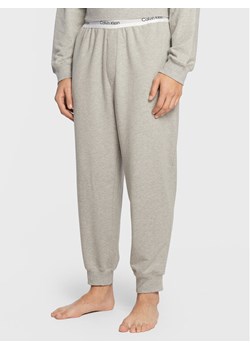 Calvin Klein Underwear Spodnie piżamowe 000NM2302E Szary Relaxed Fit ze sklepu MODIVO w kategorii Piżamy męskie - zdjęcie 182601597