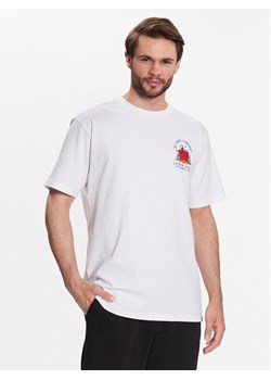 DC T-Shirt Stuck On You ADYZT05245 Biały Relaxed Fit ze sklepu MODIVO w kategorii T-shirty męskie - zdjęcie 182601648
