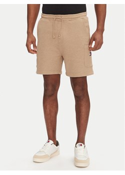 Tommy Jeans Szorty sportowe Badge DM0DM18479 Beżowy Regular Fit ze sklepu MODIVO w kategorii Spodenki męskie - zdjęcie 182601815