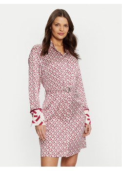 Guess Sukienka koszulowa W5RK40 WF1T2 Różowy Regular Fit ze sklepu MODIVO w kategorii Sukienki - zdjęcie 182602396