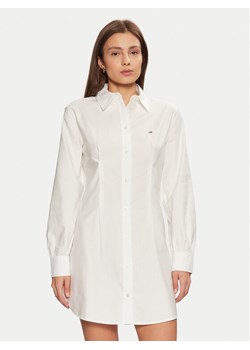 Tommy Jeans Sukienka koszulowa DW0DW20471 Biały Regular Fit ze sklepu MODIVO w kategorii Sukienki - zdjęcie 182603558