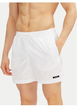 Calvin Klein Swimwear Szorty kąpielowe KM0KM01111 Biały Regular Fit ze sklepu MODIVO w kategorii Kąpielówki - zdjęcie 182603758