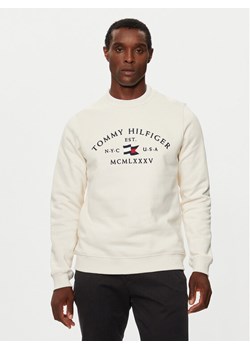Tommy Hilfiger Bluza MW0MW35526 Écru Regular Fit ze sklepu MODIVO w kategorii Bluzy męskie - zdjęcie 182604506