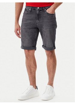 Calvin Klein Jeans Szorty jeansowe J30J327515 Szary Slim Fit ze sklepu MODIVO w kategorii Spodenki męskie - zdjęcie 182604618