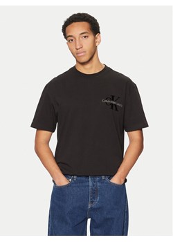 Calvin Klein Jeans T-Shirt Bristle Monologo J30J327107 Czarny Regular Fit - id: 0000304412998 - marki Calvin Klein - 182604655 Calvin Klein Jeans T-Shirt Bristle Monologo J30J327107 Czarny Regular Fit ze sklepu MODIVO w kategorii T-shirty męskie - zdjęcie 182604655