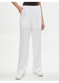 Tommy Jeans Spodnie materiałowe Harper DW0DW17965 Biały Relaxed Fit ze sklepu MODIVO w kategorii Spodnie damskie - zdjęcie 182604758