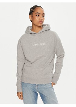 Calvin Klein Bluza Hero Logo K20K205449 Szary Relaxed Fit ze sklepu MODIVO w kategorii Bluzy damskie - zdjęcie 182604859