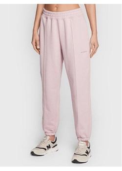 New Balance Spodnie dresowe Athletics Nature WP23553 Różowy Relaxed Fit ze sklepu MODIVO w kategorii Spodnie damskie - zdjęcie 182604907