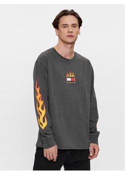 Tommy Jeans Longsleeve Burning Badge DM0DM17741 Szary Relaxed Fit ze sklepu MODIVO w kategorii T-shirty męskie - zdjęcie 182605118