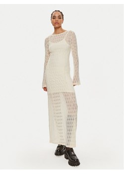 Gestuz Sukienka dzianinowa Lica 10909129 Écru Loose Fit ze sklepu MODIVO w kategorii Sukienki - zdjęcie 182605128