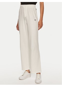 Boss Spodnie dresowe 50520148 Écru Relaxed Fit ze sklepu MODIVO w kategorii Spodnie damskie - zdjęcie 182605586