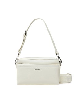 Calvin Klein Torebka Ck Must Convertible Camera Bag K60K612901 Écru ze sklepu MODIVO w kategorii Listonoszki - zdjęcie 182605688