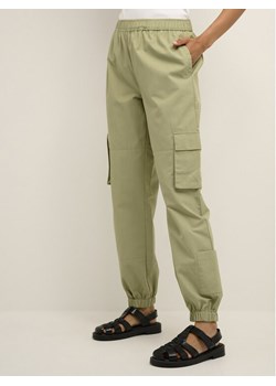 Karen by Simonsen Spodnie materiałowe Henley 10104316 Zielony Baggy Fit ze sklepu MODIVO w kategorii Spodnie damskie - zdjęcie 182606308