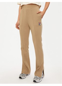 Fila Spodnie dresowe Laiben FAW0778 Beżowy Regular Fit ze sklepu MODIVO w kategorii Spodnie damskie - zdjęcie 182606466