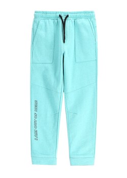 Coccodrillo Spodnie dresowe WC5120103CBK Błękitny Regular Fit ze sklepu MODIVO w kategorii Spodnie chłopięce - zdjęcie 182606469