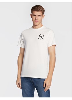 New Era T-Shirt New York Yankees Logo Infill 60284710 Biały Regular Fit ze sklepu MODIVO w kategorii T-shirty męskie - zdjęcie 182606599