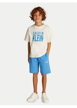 Calvin Klein Jeans T-Shirt Bold Graphic IB0IB02448 Écru Relaxed Fit ze sklepu MODIVO w kategorii T-shirty chłopięce - zdjęcie 182606709