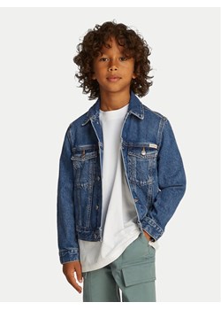 Calvin Klein Jeans Kurtka jeansowa IB0IB02505 Granatowy Regular Fit ze sklepu MODIVO w kategorii Kurtki chłopięce - zdjęcie 182606996