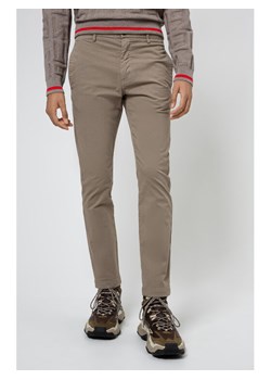 Hugo Spodnie materiałowe David204d 50437976 Beżowy Slim Fit ze sklepu MODIVO w kategorii Spodnie męskie - zdjęcie 182607368