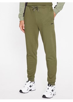 Fila Spodnie dresowe FAM0500 Zielony Regular Fit ze sklepu MODIVO w kategorii Spodnie męskie - zdjęcie 182607395
