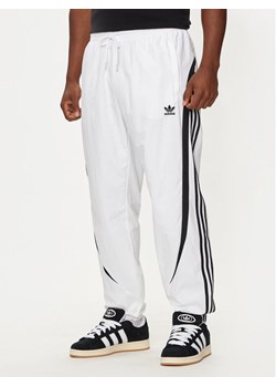 adidas Spodnie dresowe Archive IZ4830 Biały Regular Fit ze sklepu MODIVO w kategorii Spodnie męskie - zdjęcie 182607568