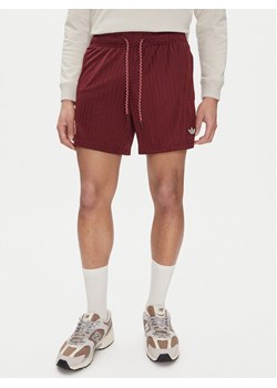 adidas Szorty sportowe FC Bayern Terrace JF0598 Czerwony Loose Fit ze sklepu MODIVO w kategorii Spodenki męskie - zdjęcie 182608116