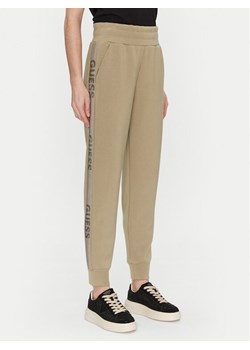 Guess Spodnie dresowe W5RB00 KBYE2 Zielony Regular Fit ze sklepu MODIVO w kategorii Spodnie damskie - zdjęcie 182608118