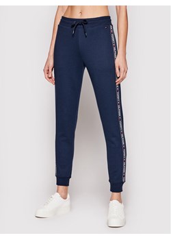 Tommy Hilfiger Spodnie dresowe UW0UW00564 Granatowy Regular Fit ze sklepu MODIVO w kategorii Spodnie damskie - zdjęcie 182608257