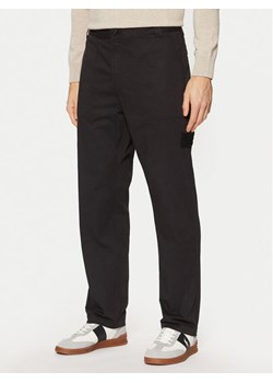Stone Island Spodnie materiałowe 8115337F6 Czarny Regular Fit ze sklepu MODIVO w kategorii Spodnie męskie - zdjęcie 182608299
