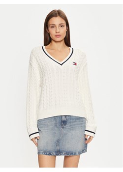 Tommy Jeans Sweter DW0DW19885 Écru Regular Fit ze sklepu MODIVO w kategorii Swetry damskie - zdjęcie 182608896