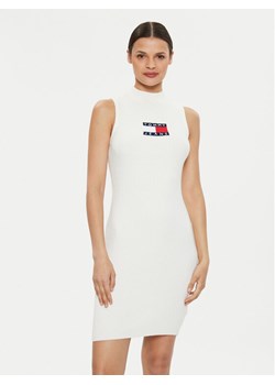 Tommy Jeans Sukienka dzianinowa Center Flag DW0DW18607 Écru Slim Fit ze sklepu MODIVO w kategorii Sukienki - zdjęcie 182608906