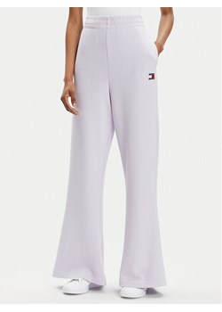 Tommy Jeans Spodnie dresowe DW0DW17312 Fioletowy Wide Leg ze sklepu MODIVO w kategorii Spodnie damskie - zdjęcie 182608959
