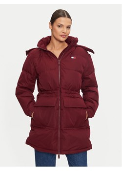 Tommy Jeans Kurtka puchowa Alaska DW0DW18821 Bordowy Regular Fit ze sklepu MODIVO w kategorii Kurtki damskie - zdjęcie 182609115