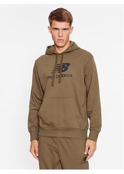 New Balance Bluza Essentials Stacked Logo French Terry Hoodie MT31537 Brązowy Regular Fit ze sklepu MODIVO w kategorii Bluzy męskie - zdjęcie 182610577