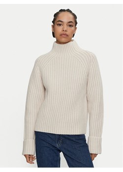 Calvin Klein Golf K20K207439 Écru Regular Fit ze sklepu MODIVO w kategorii Swetry damskie - zdjęcie 182610618