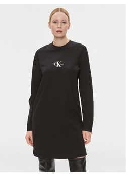 Calvin Klein Jeans Sukienka dzianinowa Monologo J20J222520 Czarny Relaxed Fit ze sklepu MODIVO w kategorii Sukienki - zdjęcie 182610638