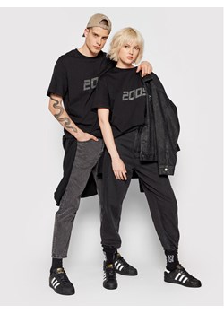 2005 T-Shirt Unisex Signature Tee Czarny Relaxed Fit ze sklepu MODIVO w kategorii Bluzki damskie - zdjęcie 182610807