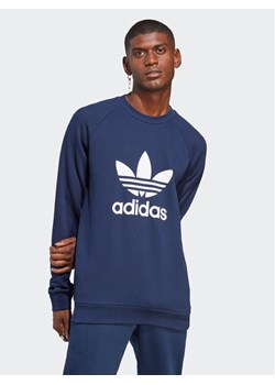 adidas Bluza Adicolor Classics Trefoil Crewneck Sweatshirt IA4853 Niebieski Regular Fit ze sklepu MODIVO w kategorii Bluzy męskie - zdjęcie 182611229
