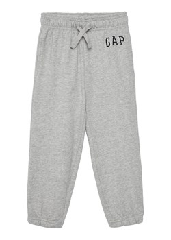 Gap Spodnie dresowe 743964-03 Szary Regular Fit ze sklepu MODIVO w kategorii Spodnie chłopięce - zdjęcie 182611589