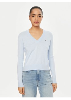 Tommy Jeans Sweter Essential DW0DW19888 Błękitny Regular Fit ze sklepu MODIVO w kategorii Swetry damskie - zdjęcie 182611956