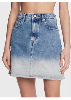 Tommy Jeans Spódnica jeansowa Mom DW0DW14836 Niebieski Regular Fit ze sklepu MODIVO w kategorii Spódnice - zdjęcie 182612448