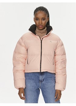 Calvin Klein Jeans Kurtka puchowa J20J221649 Różowy Cropped Fit ze sklepu MODIVO w kategorii Kurtki damskie - zdjęcie 182612765