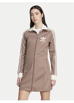 adidas Sukienka dzianinowa adicolor 3-Stripes JC5779 Beżowy Regular Fit ze sklepu MODIVO w kategorii Sukienki - zdjęcie 182613028